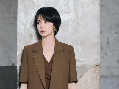 7 Inspirasi Busana Kantor Stylish Ala Song Hye Kyo
