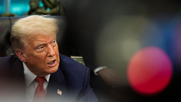 Gegara Masalah Beras, Trump Beri Ancaman buat Jepang U.S. President Donald Trump speaks during a meeting with Democratic Republic of the Congos Foreign Minister Therese Kayikwamba Wagner and Rwandas Foreign Minister Olivier Nduhungirehe in the Oval Office at the White House in Washington D.C., June 27, 2025. REUTERS/Ken Cedeno