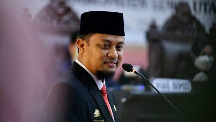 Gubernur Sulsel Andi Sudirman Sulaiman. Gubernur Sulsel Andi Sudirman Sulaiman.