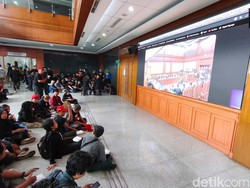 Video: Momen Pendukung Hasto Nobar Sidang Tuntutan