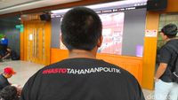 Hasto Disidang, Pendukung Pakai Kaos #HastoTahananPolitik