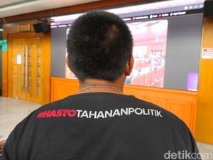 Hasto Disidang, Pendukung Pakai Kaos #HastoTahananPolitik