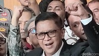 Hasto Teriak Merdeka dan Kepalkan Tangan Usai Dituntut 7 Tahun Penjara