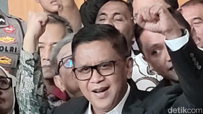 Hasto Kristiyanto teriak merdeka usai dituntut 7 tahun penjara. (Mulia Budi/detikcom)