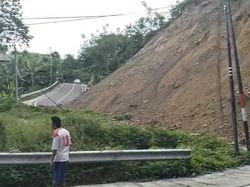 Longsor Tutup Jalan Trans Sulawesi di Bone Bolango, Lalin Macet 2 Km