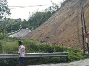 Video: Detik-detik Longsor Tutup Jalan Trans Sulawesi di Bone Bolango Video: Detik-detik Longsor Tutup Jalan Trans Sulawesi di Bone Bolango