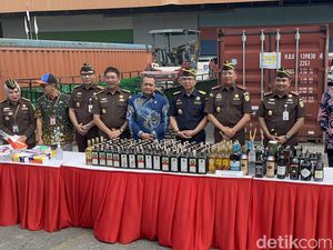 Ribuan Botol Miras Ilegal Dimusnahkan di Pelabuhan Tanjung Perak Ribuan Botol Miras Ilegal Dimusnahkan di Pelabuhan Tanjung Perak