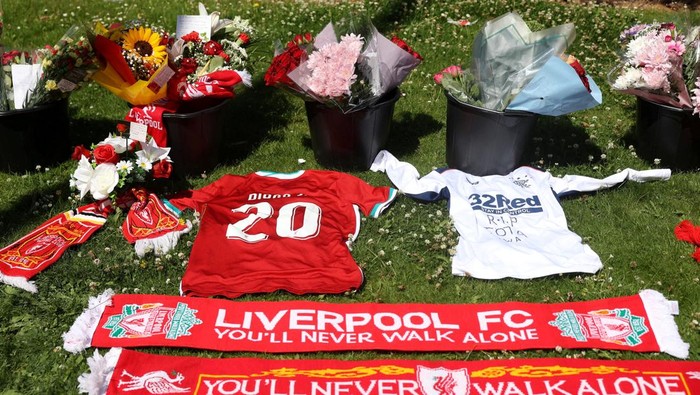 Karangan Bunga Mengenang Diogo Jota Penuhi Anfield People pay tribute to Liverpools Portuguese soccer player Diogo Jota, who died in a car crash near Zamora, Spain, outside Anfield Stadium in Liverpool, Britain, July 3, 2025. REUTERS/Temilade Adelaja