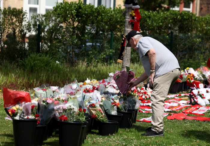 Karangan Bunga Mengenang Diogo Jota Penuhi Anfield People pay tribute to Liverpool's Portuguese soccer player Diogo Jota, who died in a car crash near Zamora, Spain, outside Anfield Stadium in Liverpool, Britain, July 3, 2025. REUTERS/Temilade Adelaja