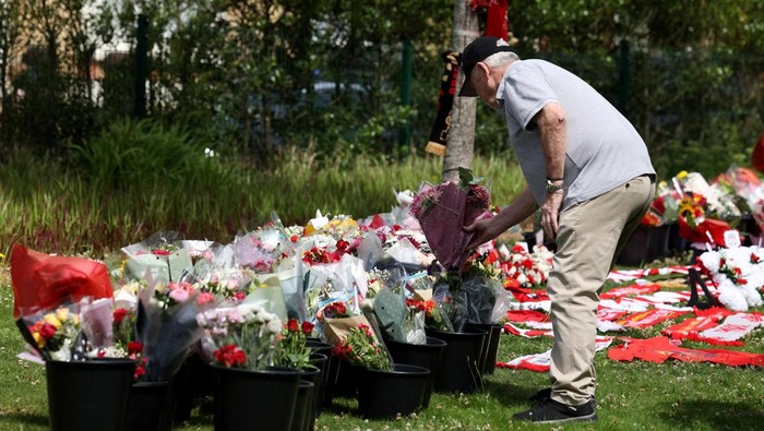 People pay tribute to Liverpool's Portuguese soccer player Diogo Jota, who died in a car crash near Zamora, Spain, outside Anfield Stadium in Liverpool, Britain, July 3, 2025. REUTERS/Temilade Adelaja