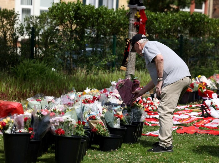 People pay tribute to Liverpool's Portuguese soccer player Diogo Jota, who died in a car crash near Zamora, Spain, outside Anfield Stadium in Liverpool, Britain, July 3, 2025. REUTERS/Temilade Adelaja
