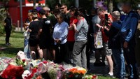 Fans yang berduka memberikan penghormatan dan bunga di luar Anfield. Bukti di lokasi kecelakaan di dekat kota Zamora menunjukkan mobil Jota mengalami pecah ban saat menyalip, kata polisi Spanyol dalam sebuah pernyataan. Kecelakaan itu terjadi sekitar pukul 00:30 pagi (2230 GMT). Foto: REUTERS/Temilade Adelaja