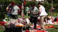 Para penggemar memberikan penghormatan di luar stadion Liverpool, Anfield, pada Kamis (3/7), setelah penyerang asal Portugal Diogo Jota dan saudaranya meninggal dalam kecelakaan mobil di wilayah barat laut Spanyol. Foto: REUTERS/Temilade Adelaja