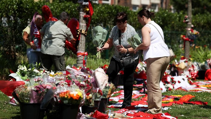 People pay tribute to Liverpool's Portuguese soccer player Diogo Jota, who died in a car crash near Zamora, Spain, outside Anfield Stadium in Liverpool, Britain, July 3, 2025. REUTERS/Temilade Adelaja