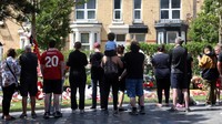 Fans yang berduka berkumpul di luar Anfield. Saudara laki-laki Jota, Andre Silva, yang meninggal bersamanya, juga seorang pemain sepak bola, dengan Penafiel di divisi kedua Portugal. Foto: REUTERS/Temilade Adelaja