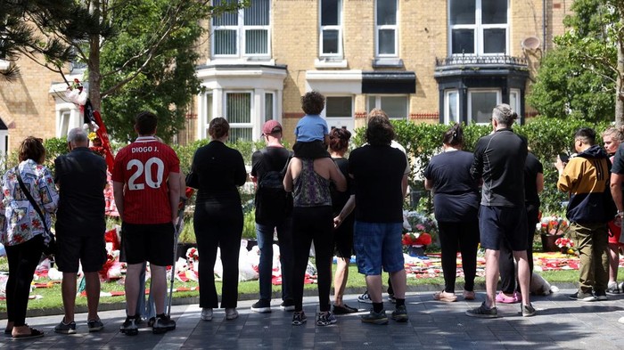 Karangan Bunga Mengenang Diogo Jota Penuhi Anfield People pay tribute to Liverpool's Portuguese soccer player Diogo Jota, who died in a car crash near Zamora, Spain, outside Anfield Stadium in Liverpool, Britain, July 3, 2025. REUTERS/Temilade Adelaja