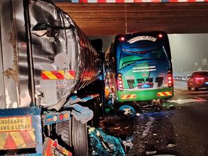 Bus Pariwisata di Malaysia Tabrak Truk Tewaskan 2 WNI Bus Pariwisata di Malaysia Tabrak Truk Tewaskan 2 WNI