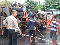 Truk di Pasuruan Oleng Tabrak Median Jalan Lalu Terguling, Kernet Tewas