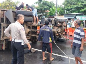 Truk di Pasuruan Oleng Tabrak Median Jalan Lalu Terguling, Kernet Tewas Truk di Pasuruan Oleng Tabrak Median Jalan Lalu Terguling, Kernet Tewas