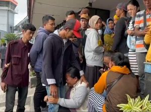 Tangis Histeris Keluarga Penumpang KMP Tunu Pratama Jaya di Ketapang