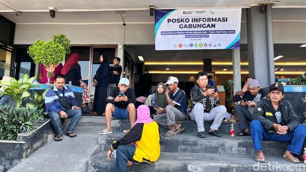 Suasana Posko Kapal Tenggelam di Pelabuhan Ketapang
