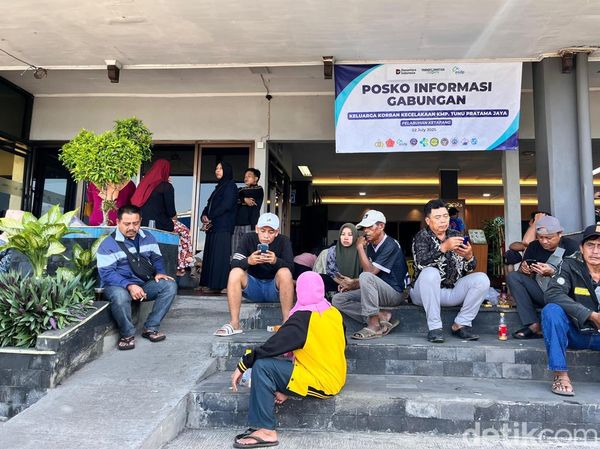 Suasana Posko Kapal Tenggelam di Pelabuhan Ketapang