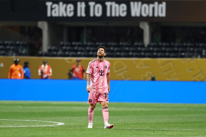 Soccer Football - FIFA Club World Cup - Round of 16 - Paris St Germain v Inter Miami CF - Mercedes-Benz Stadium, Atlanta, Georgia, U.S. - June 29, 2025 Inter Miami CF's Lionel Messi looks dejected REUTERS/Kai Pfaffenbach