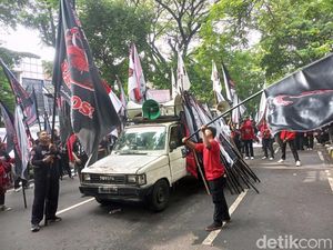 Massa Gelar Aksi Saat Sidang Tuntutan Hasto, Ratusan Polisi Disiagakan Massa Gelar Aksi Saat Sidang Tuntutan Hasto, Ratusan Polisi Disiagakan