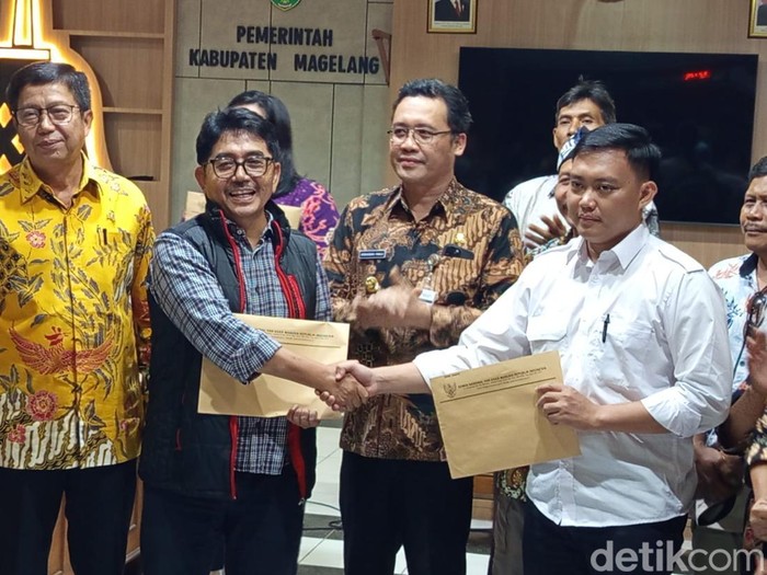 Mediasi Taman Wisata Borobudur dan Pedagang Direktur Taman Wisata Borobudur, Mardijono Nugroho (baju kotak-kotak) berjabat tangan dengan pendamping pedagang SKMB dari LBH Jogja usai mediasi di Setda Kabupaten Magelang, Kamis (3/7/2025).