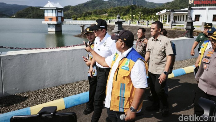 Menko Infrastruktur dan Kewilayahan, Agus Harimurti Yudhoyono (AHY), di saat meninjau proyek pembangunan irigasi di Waduk Pidekso, Kecamatan Giriwoyo, Kabupaten Wonogiri, Kamis (3/7/2025)
