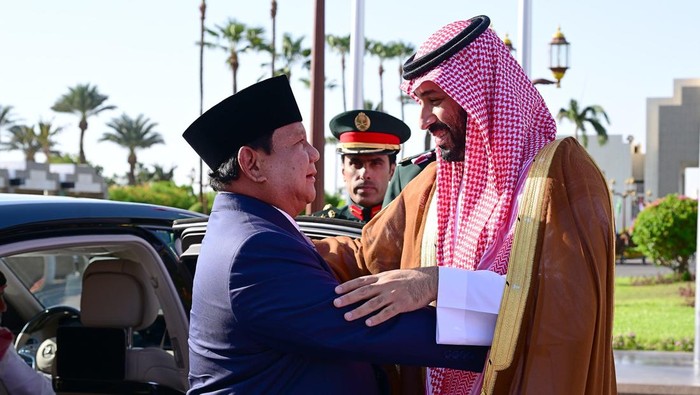 Presiden RI Prabowo Subianto menjalankan konferensi dengan Putra Mahkota sekaligus Perdana Menteri Arab Saudi, Pangeran Mohammed bin Salman Al Saud, di Istana Al-Salam. Ini dalam rangka kunjungan kenegaraan ke Arab Saudi.