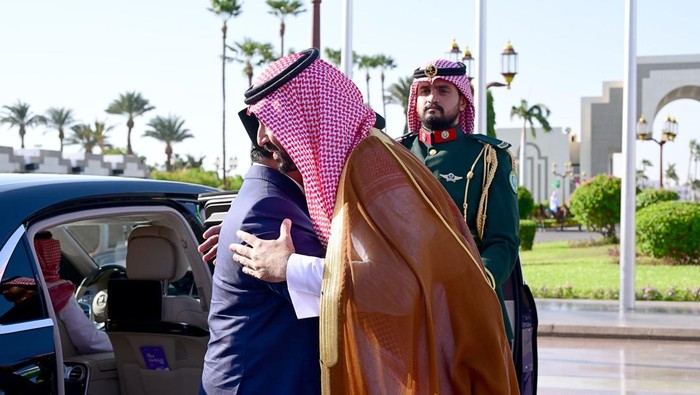 Presiden RI Prabowo Subianto melakukan konferensi dengan Putra Mahkota sekaligus Perdana Menteri Arab Saudi, Pangeran Mohammed bin Salman Al Saud, di Istana Al-Salam. Ini dalam rangka kunjungan kenegaraan ke Arab Saudi.