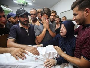Momen Haru Pemakaman Direktur RS Indonesia Gaza, Tewas Dibom Israel Momen Haru Pemakaman Direktur RS Indonesia Gaza, Tewas Dibom Israel