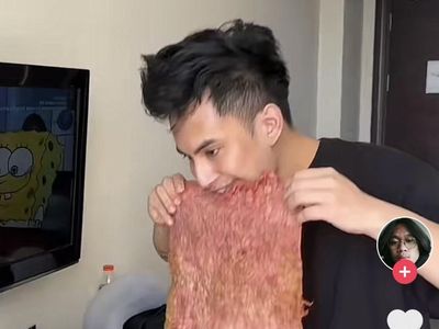 Momen Unik Okin Cicip Mendoan Jumbo hingga Nasi Goreng Kuah