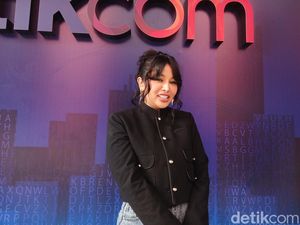 Video: Antusiasme Mutia Ayu Ikut Konser Hologram Glenn Fredly Video: Antusiasme Mutia Ayu Ikut Konser Hologram Glenn Fredly