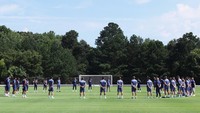 Pagi yang muram di Atlanta. Kami memulai sesi latihan dengan mengheningkan cipta untuk mengenang Diogo Jota dan Andre Silva, demikian bunyi unggahan akun media sosial Paris Saint-Germain. (Foto: X @PSG_English)