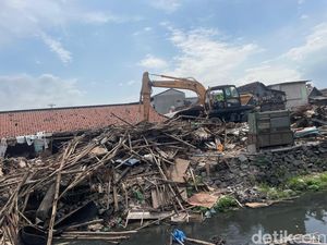 Pedagang Pasar Pacar Keling Direlokasi Imbas Proyek Jalan Tambang Boyo Pedagang Pasar Pacar Keling Direlokasi Imbas Proyek Jalan Tambang Boyo