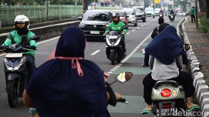 Aksi Pemotor Lawan Arah, Bertaruh Nyawa demi Hindari Macet Proyek LRT