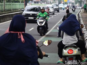 Aksi Pemotor Lawan Arah, Bertaruh Nyawa demi Hindari Macet Proyek LRT Aksi Pemotor Lawan Arah, Bertaruh Nyawa demi Hindari Macet Proyek LRT