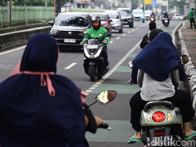 Aksi Pemotor Lawan Arah, Bertaruh Nyawa demi Hindari Macet Proyek LRT