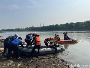 48 Personel Cari Pemuda Terjun Sungai Brantas Dam Rolak Songo Mojokerto 48 Personel Cari Pemuda Terjun Sungai Brantas Dam Rolak Songo Mojokerto