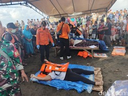 29 Selamat-4 Tewas dalam Tragedi KMP Tunu Pratama Jaya di Selat Bali