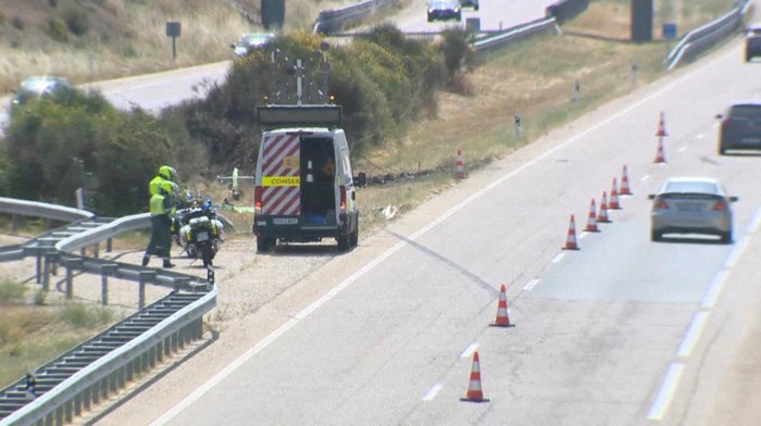 Potret Lokasi Kecelakaan Maut Diogo Jota Police work at the crash site where Liverpool's Portuguese soccer player Diogo Jota had a car accident and died, in Cernadilla, Spain July 3, 2025 in this screen grab taken from a video. SIC/Handout via REUTERS THIS IMAGE HAS BEEN SUPPLIED BY A THIRD PARTY. PORTUGAL OUT. NO COMMERCIAL OR EDITORIAL SALES IN PORTUGAL
