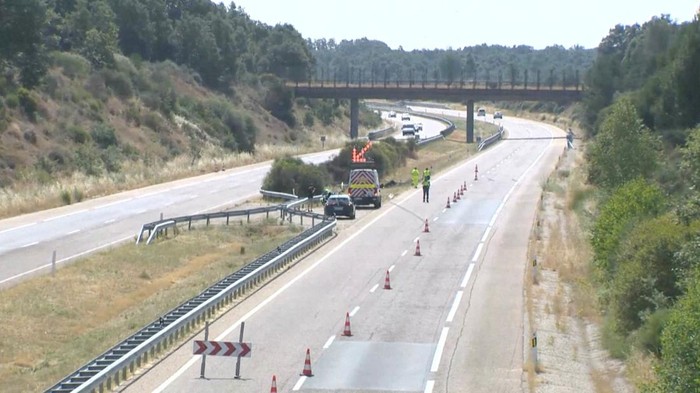 Potret Lokasi Kecelakaan Maut Diogo Jota Police work at the crash site where Liverpool's Portuguese soccer player Diogo Jota had a car accident and died, in Cernadilla, Spain July 3, 2025 in this screen grab taken from a video. SIC/Handout via REUTERS THIS IMAGE HAS BEEN SUPPLIED BY A THIRD PARTY. PORTUGAL OUT. NO COMMERCIAL OR EDITORIAL SALES IN PORTUGAL