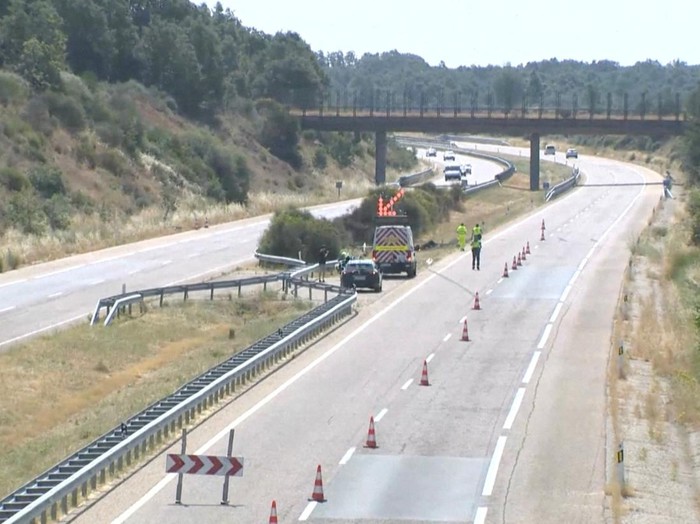 Police work at the crash site where Liverpool's Portuguese soccer player Diogo Jota had a car accident and died, in Cernadilla, Spain July 3, 2025 in this screen grab taken from a video. SIC/Handout via REUTERS    THIS IMAGE HAS BEEN SUPPLIED BY A THIRD PARTY. PORTUGAL OUT. NO COMMERCIAL OR EDITORIAL SALES IN PORTUGAL