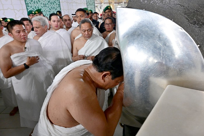 Prabowo Tunaikan Ibadah Umrah