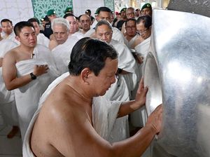 Potret Prabowo Ibadah Umrah: Masuk Kabah-Cium Hajar Aswad
