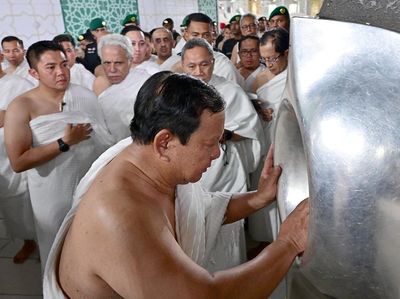 Potret Prabowo Ibadah Umrah: Masuk Kabah-Cium Hajar Aswad