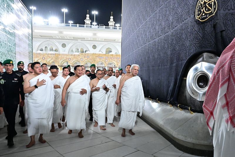 Prabowo Tunaikan Ibadah Umrah