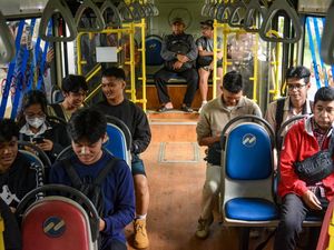 Video: Menjajal Transjakarta Rute Dukuh Atas-Bekasi, Bayar Rp 3.500 Saja Video: Menjajal Transjakarta Rute Dukuh Atas-Bekasi, Bayar Rp 3.500 Saja